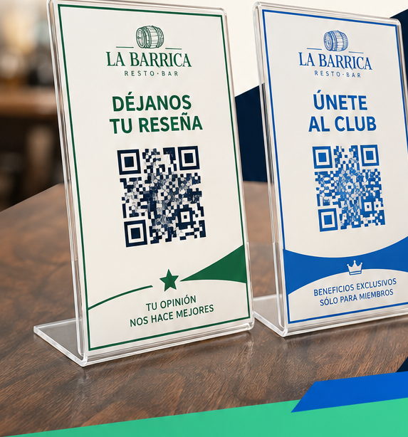 Exhibidores QR personalizados sobre la mesa de un restaurante